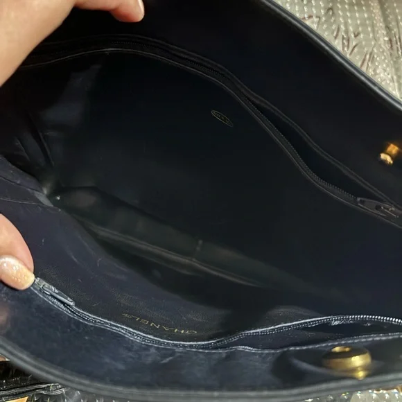 Vintage Chanel Black Leather tote - Picture 15 of 16